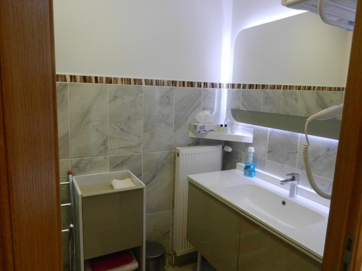 Hotel Les Charmilles De Mormal Landrecies Екстериор снимка